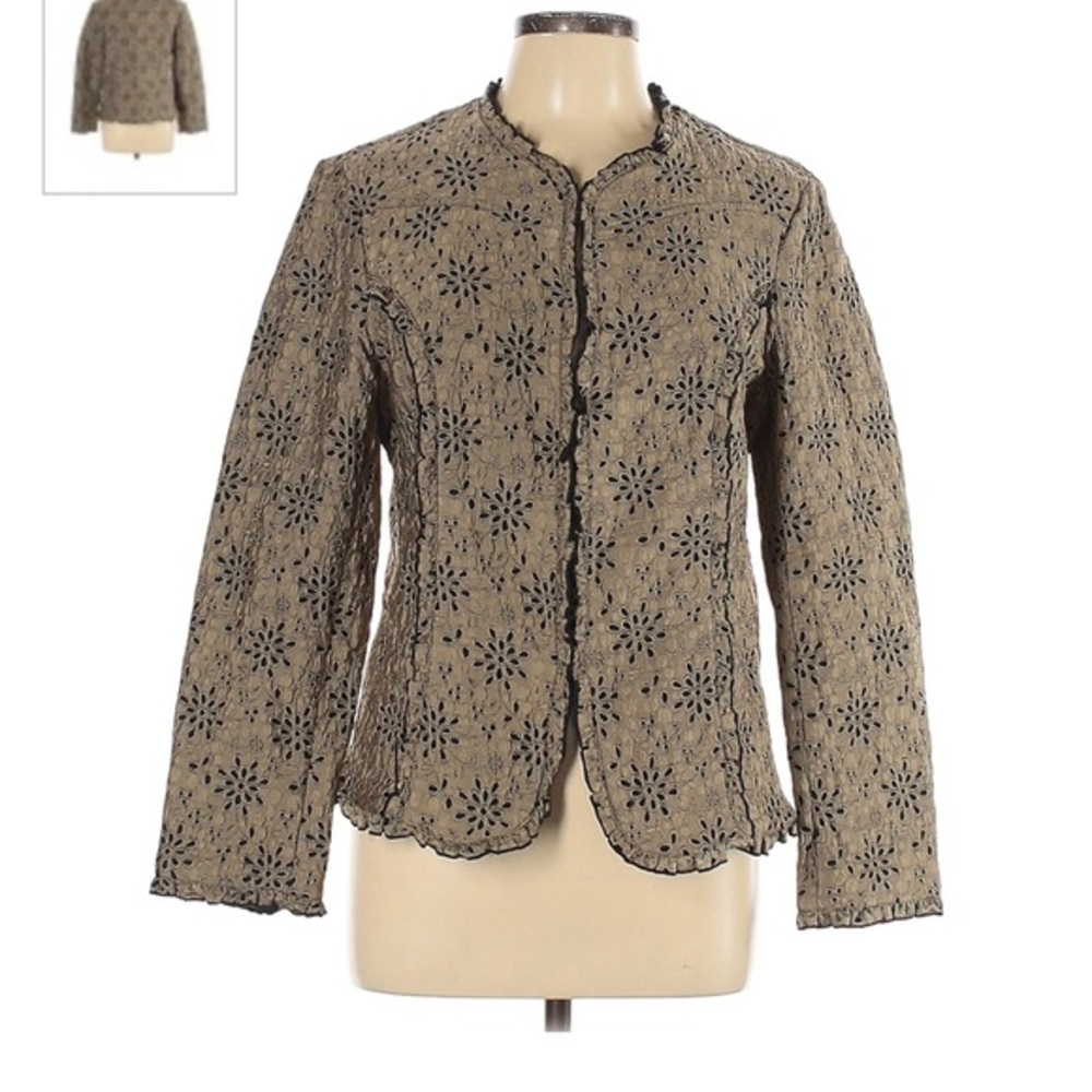 CHICOS short fitted laxer cut blazer